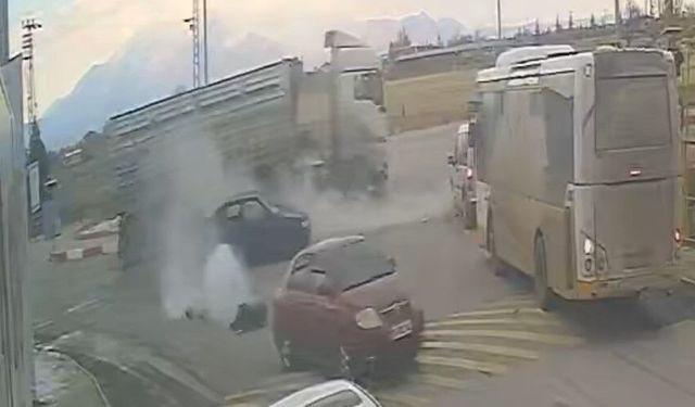 Karaman'da kamyon otomobile çarptı: 2 yaralı