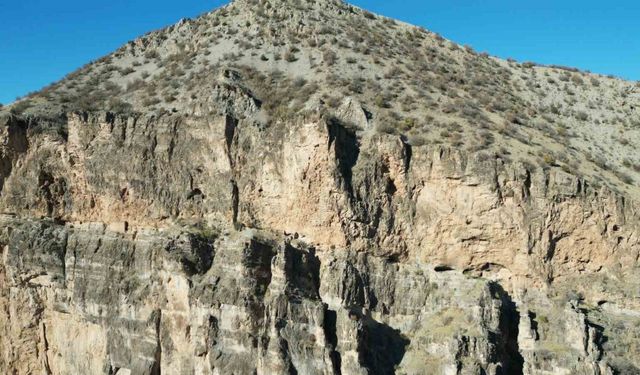 Kayaların ortasındaki manastır görenleri hayrete düşürüyor: Yüzlerce yıllık yapı dron ile görüntülendi