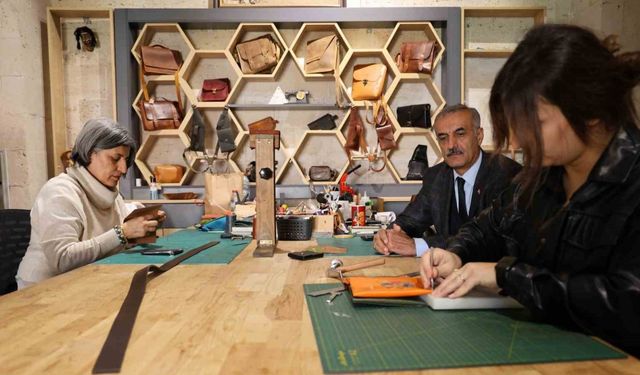 Kırşehir’de Ahi Evran’ın mesleği deri işlemeciliği modern tasarımlarla yeniden hayat buluyor