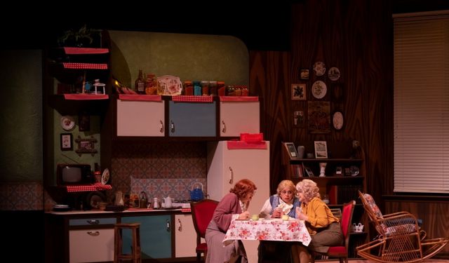 Kocaeli Şehir Tiyatroları "Üç Jokerli Konken" oyunuyla Berlin’de sahne alacak