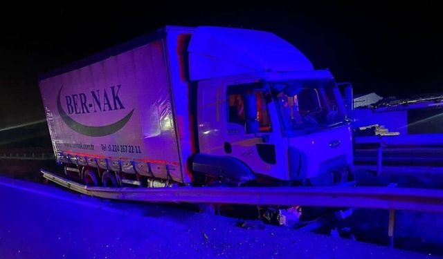 Kontrolden çıkan kamyon orta refüje çarparken, sürücüsü yaralandı
