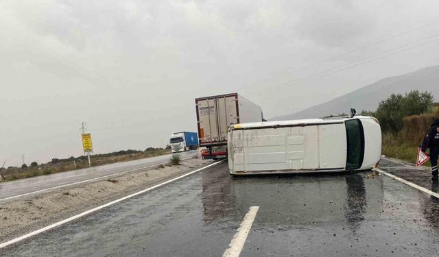 Kontrolden çıkan minibüs devrildi; 1 yaralı