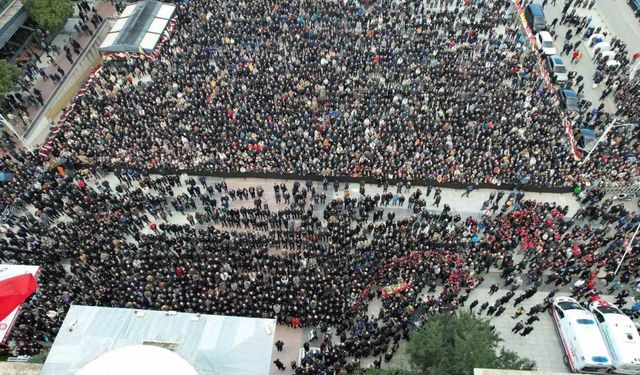 Manisa, ilk kadın başkanına ağladı