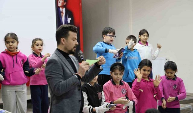 Mezun olduğu okulda teknoloji bağımlılığından kurtulma yollarını oyunla anlattı