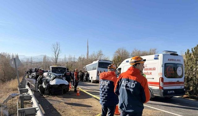 Otomobil ile midibüs çarpıştı: 10 yaralı