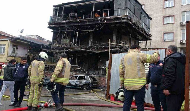 Pendik'te araçtaki yangın çevre binalara sıçradı: 2 araç ve kafe küle döndü