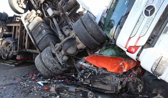 Posof’ta buzda kayan iki tır ve bir otomobil birbirine girdi: 1 yaralı