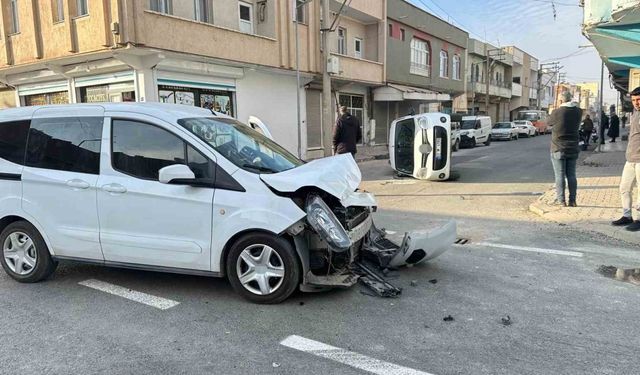 Şanlıurfa’da iki ticari araç çarpıştı, biri ters döndü