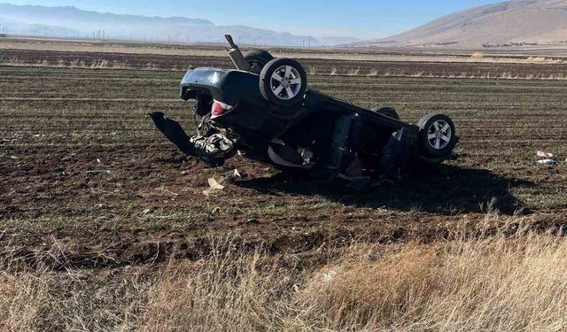 Şarampole devrilen otomobilde 2 kişi yaralandı