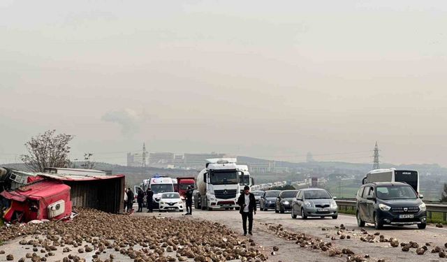 Şeker pancarı yüklü tır 2 araca çarpıp devrildi: 1’i ağır 5 yaralı