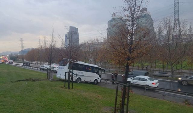 Servis minibüsü yoldan çıktı, bariyerleri aşıp yeşillik alana uçtu