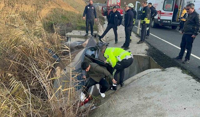 Tekirdağ'da su kanalına düşen otomobildeki çift yaralandı