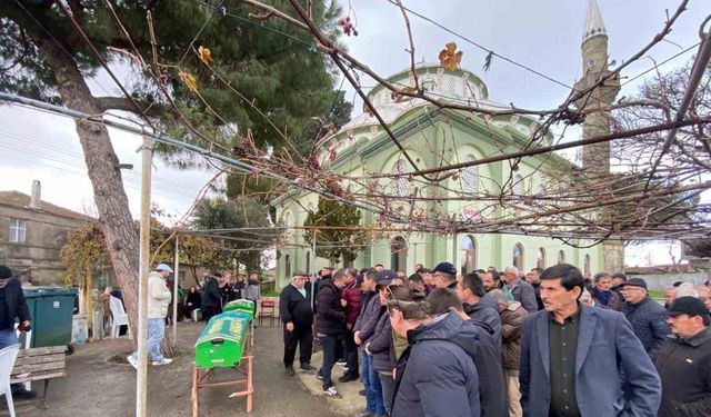 Ters yönde gelen aracın çarpmasıyla hayatını kaybeden 2 kişi son yolculuğuna uğurlandı