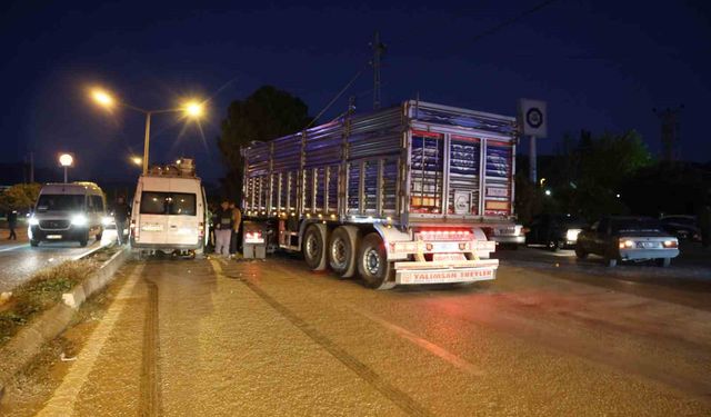 Tır işçi minibüsüne çarptı: 2 yaralı