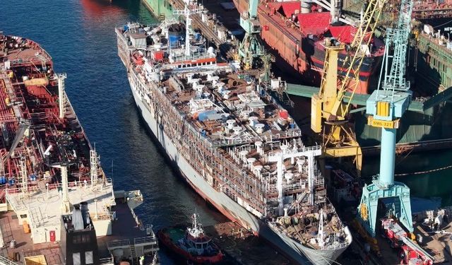 Tuzla’da yanan gemi söndürüldü