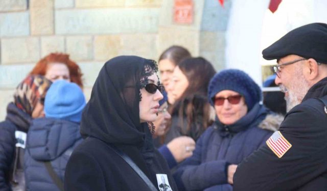 Ünlü oyuncu Burcu Özberk’in dedesi son yolculuğuna uğurlandı