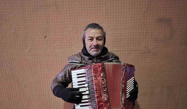 Yağmur, soğuk demeden enstrümanını çalıyor