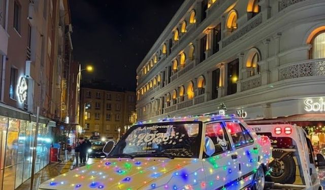 Yılın son günü arabasını ışıklarla kapladı