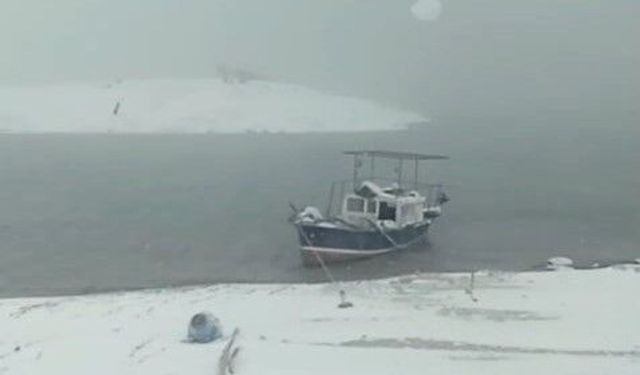 Yoğun kar ve sis balıkçıları durdurdu: Tekneler kıyıya çekildi