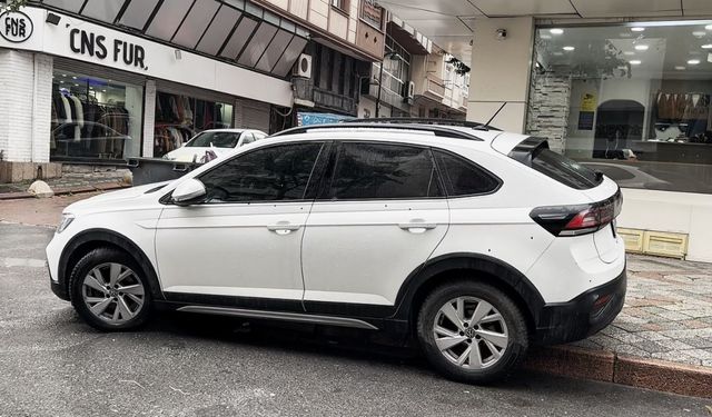 Zeytinburnu’nda park halindeki otomobile silahlı saldırı: O anlar kamerada