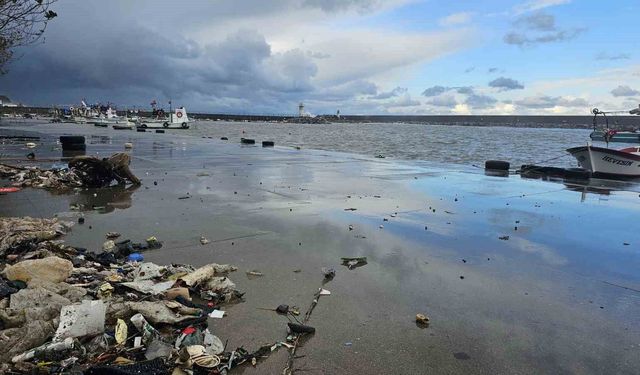 Zonguldak'ta dev dalgalar nedeniyle Kozlu Limanı su altında kaldı
