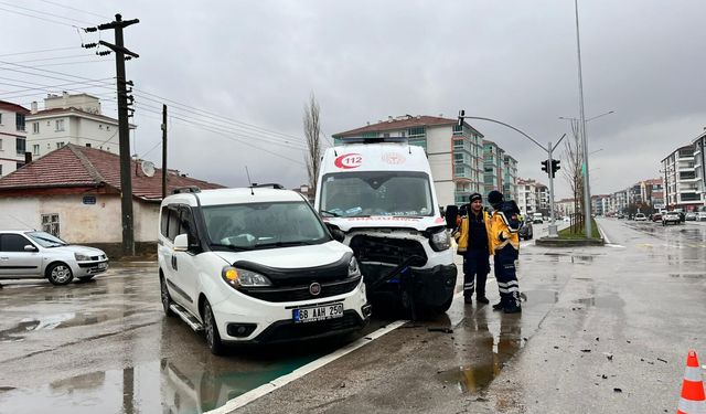 Aksaray'da ambulans ile hafif ticari araç çarpıştı, 8 kişi yaralandı