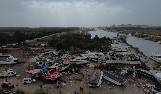 Antalya'nın Aksu ilçesinde çıkan hortumda bir kişi yaralandı, tekneler zarar gördü