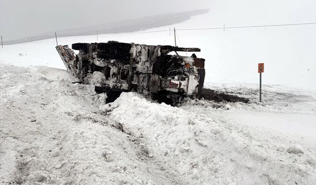 Ardahan'da kar küreme ve tuzlama aracı devrildi