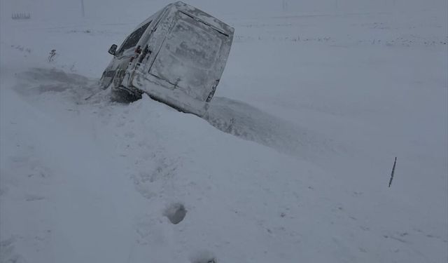 Ardahan'da kara saplanan minibüsteki yolcuları jandarma kurtardı