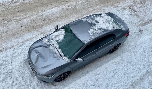 Ardahan'da üzerine kar ve buz kütlesi düşen otomobilde hasar oluştu