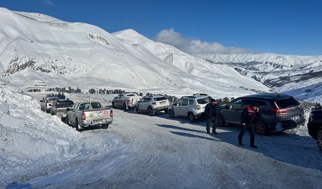 Artvin'de çığ altında kalan çobanı arama çalışmalarına yeniden başlandı