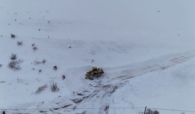 Bayburt'ta çığ düşmesi sonucu kapanan köy yolu ulaşıma açıldı