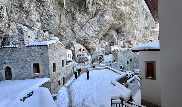 Beyaza bürünen Sümela Manastırı yerli ve yabancı ziyaretçilerini ağırlıyor