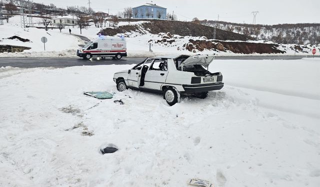 Bingöl'de takla atan otomobildeki 2'si öğretmen 3 kişi yaralandı