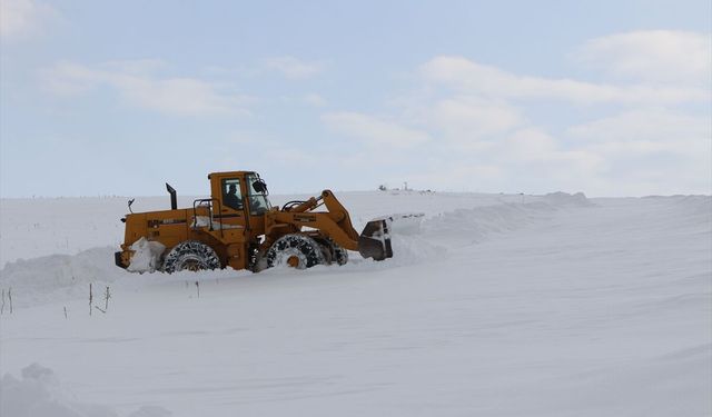 Bingöl'ün Karlıova ilçesinde kardan kapanan köy ve mezra yollarının tamamı ulaşıma açıldı