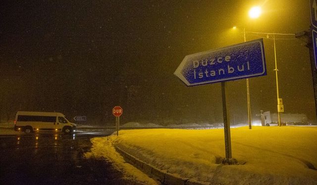 Bolu Dağı'nda yoğun kar yağışı etkili oluyor