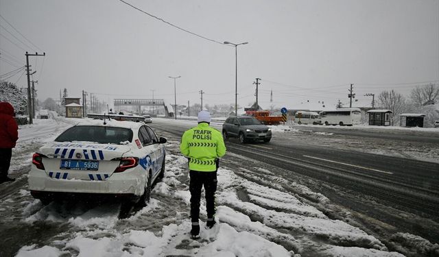 Bolu Dağı'nın Ankara istikameti kar nedeniyle ağır tonajlı araçların geçişine kapatıldı
