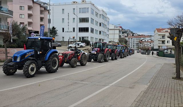 Bursa'da traktörlerle konvoy oluşturan çiftçiler, Mudanya Belediye Meclisi'nin arazi satış kararını protesto etti