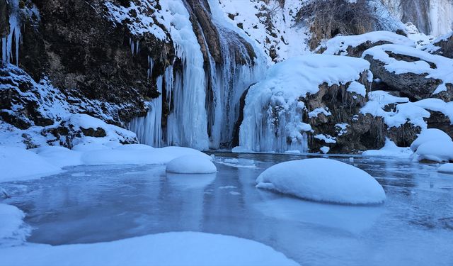 Büyük bölümü donan Erzincan'daki Girlevik Şelalesi'nde buz sarkıtları oluştu