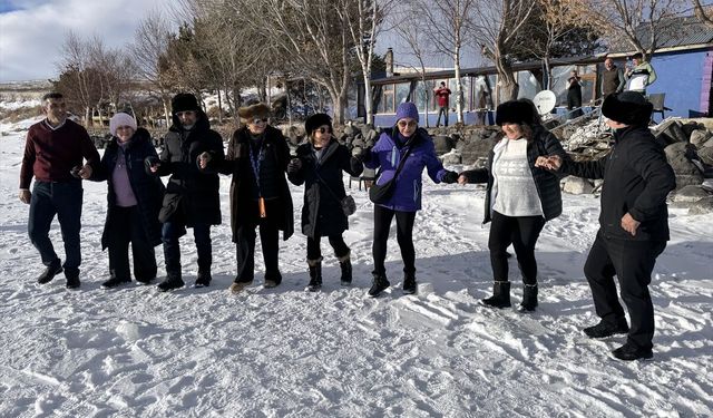 Buzla kaplı Çıldır Gölü'ne gelen turistler gönüllerince eğleniyor