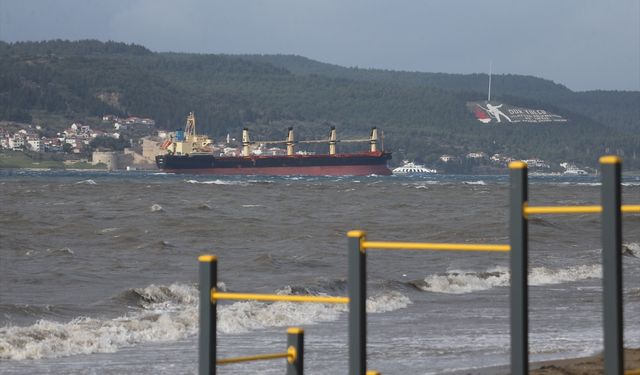 Çanakkale Boğazı kuvvetli lodos nedeniyle transit gemi geçişlerine kapatıldı