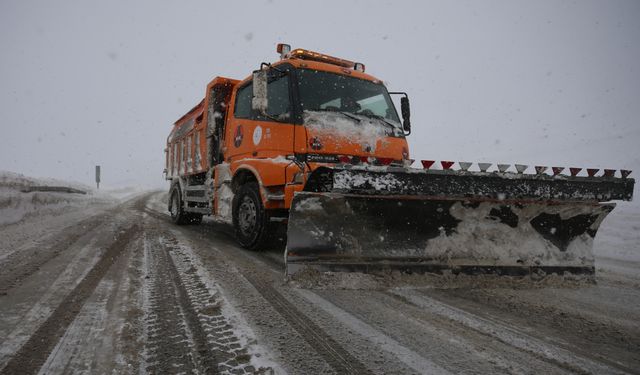 Çığ nedeniyle kapanan Bayburt-Erzurum kara yolu ulaşıma açıldı