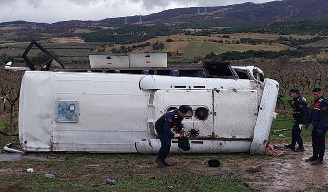 Denizli'de devrilen midibüsteki 1 kişi öldü, 24 kişi yaralandı
