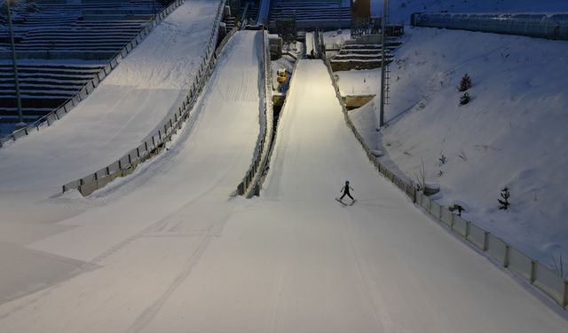 Disiplinle çalışan çocuklar, cesaret gerektiren kayakla atlamaya hazırlanıyor