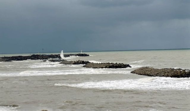 Düzce'nin Karadeniz kıyısında kuvvetli rüzgar nedeniyle dalga boyu yükseldi