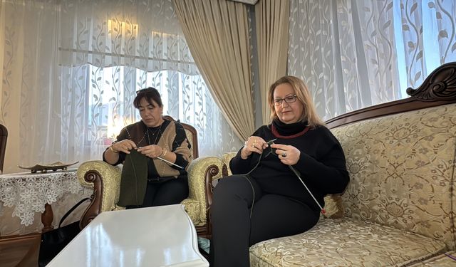 Erzincan'da kadınlar sınırda görevli Mehmetçiğe bere, eldiven ve çorap örüyor