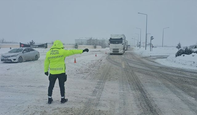 Erzincan'daki kara yollarında kar ve tipi nedeniyle ulaşım güçlükle sağlanıyor