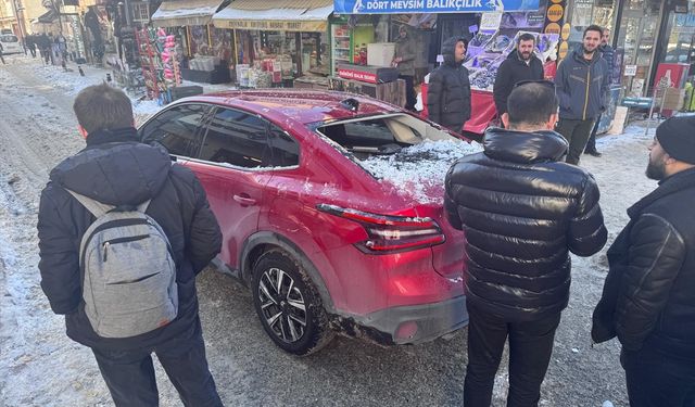 Erzurum'da çatıdan düşen kar kütlesi seyir halindeki araçta hasara yol açtı