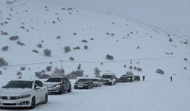 Gümüşhane-Erzincan kara yolu kar yağışı nedeniyle trafiğe kapatıldı