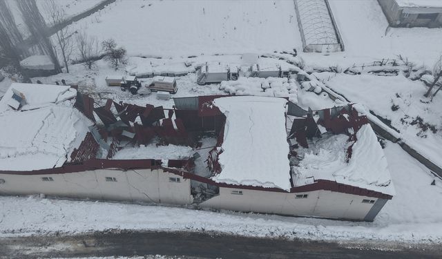 Hakkari'de kar nedeniyle garaj çatısı çöktü